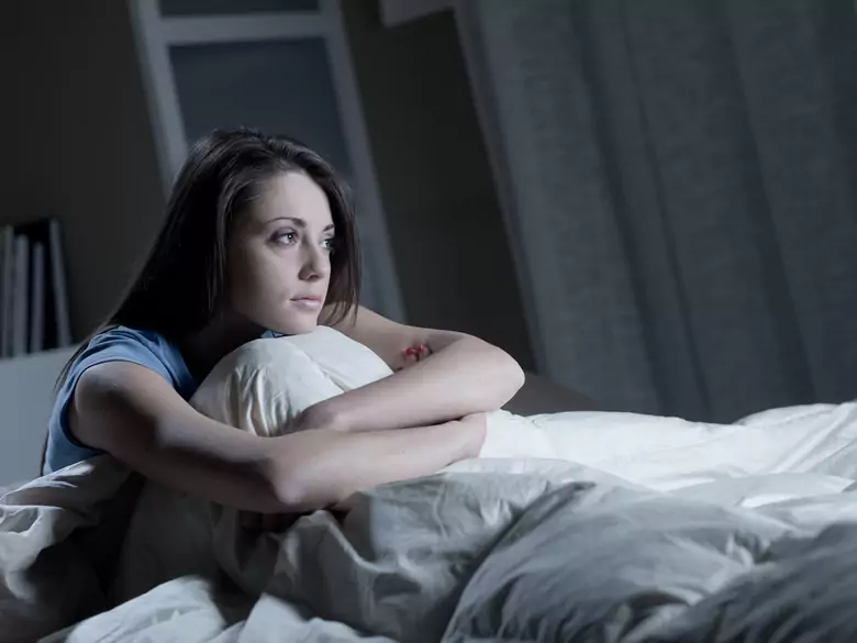 Kolatania serca w nocy: co może je powodować i kiedy udać się do lekarza?