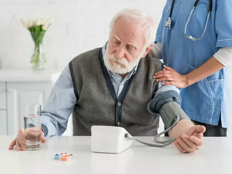Maj miesiącem mierzenia ciśnienia tętniczego krwi. Jak prawidłowo to robić, jakie są najczęstsze błędy i jak ich unikać?