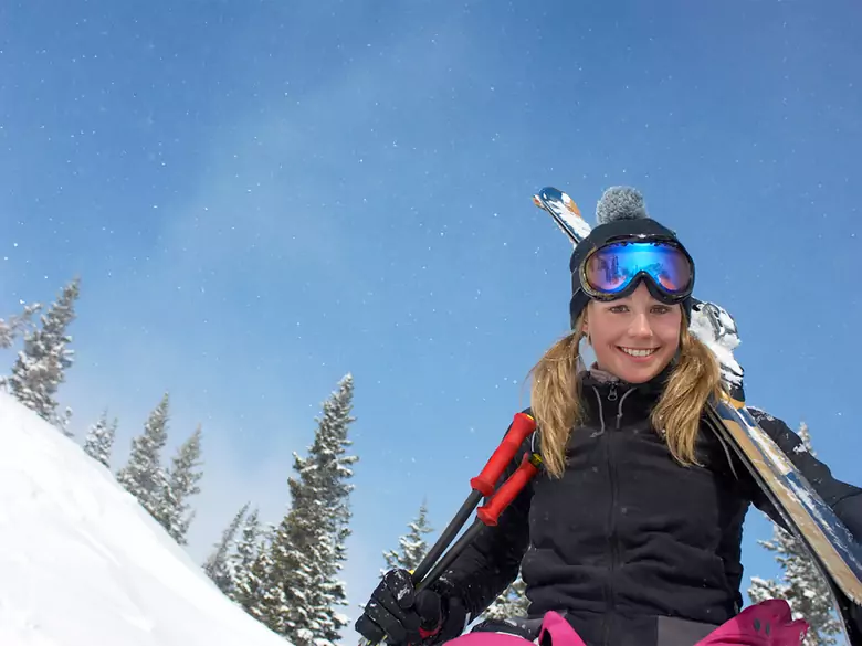 Bezpieczne sporty zimowe – o czym pamiętać, by uniknąć kontuzji i cieszyć się dobrą kondycją?